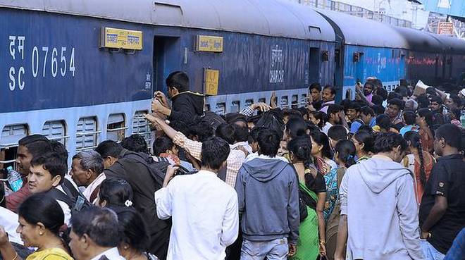 ఎన్నికల ఎఫెక్ట్.. సొంత ఊళ్లకు పరుగో పరుగు..