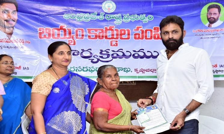 రేషన్ కార్డుల కష్టాలకు చెల్లు.. ఏపీలో గ్రామ సచివాలయాలలో 5 రోజుల్లోనే కార్డు! రేషన్ కార్డుల కష్టాలకు చెల్లు.. ఏపీలో గ్రామ సచివాలయాలలో 5 రోజుల్లోనే కార్డు!