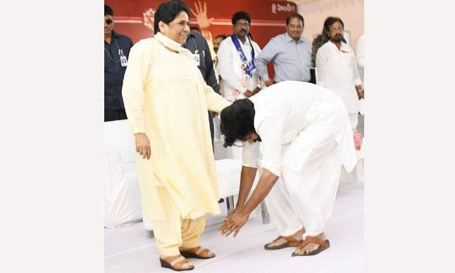 అందుకే మాయావతి కాళ్లు మొక్కా: పవన్‌ కల్యాణ్‌