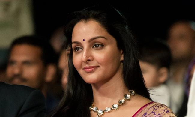 షూటింగ్కి వెళ్లి వరదల్లో చిక్కుకున్న స్టార్ హీరోయిన్.. షూటింగ్కి వెళ్లి వరదల్లో చిక్కుకున్న స్టార్ హీరోయిన్..