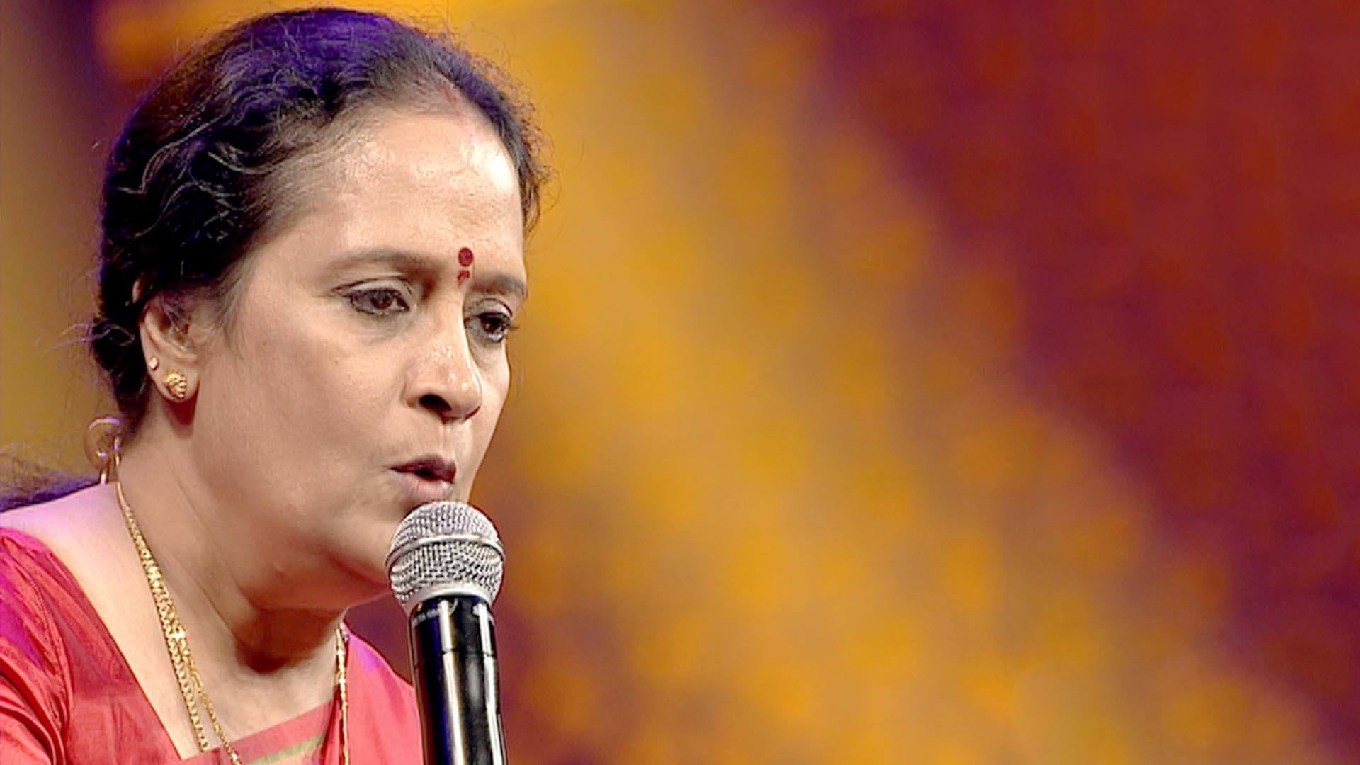 వేదం అణువణువున నాదం తో నటించి జీవించింది. వేదం అణువణువున నాదం తో నటించి జీవించింది.