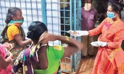 హాట్స్ ఆఫ్ : అర్ధరాత్రి వలస కూలీల ఆకలి తీర్చిన విజయనగరం ఎస్పీ!