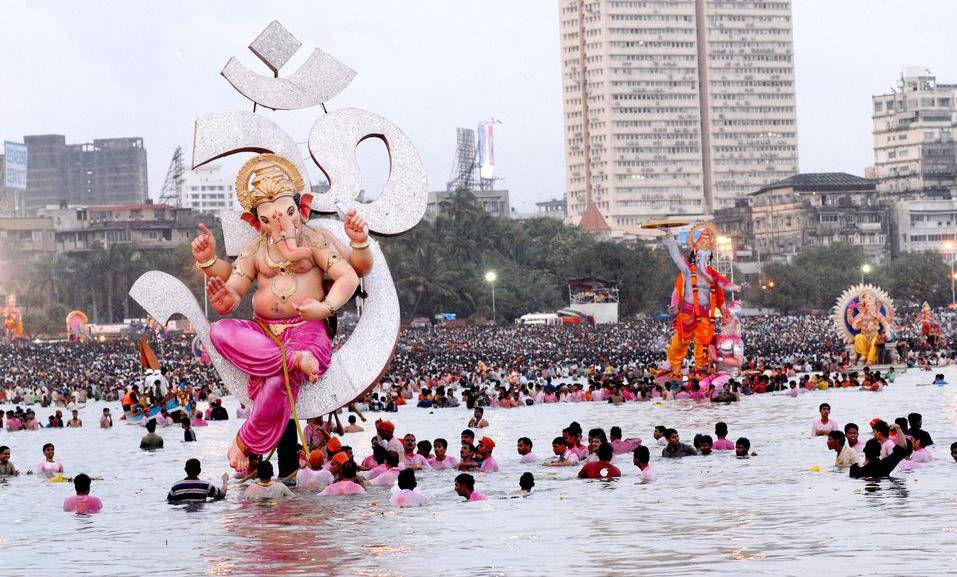 Live Updates: Vinayaka Chathurdhi 2019: వినాయక విగ్రహాలను ఎందుకు నిమజ్జనం చేస్తారు? లైవ్