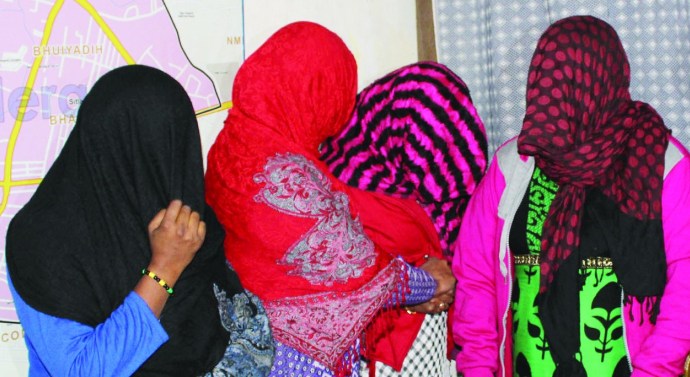 మొబైల్ యాప్ తో హైటెక్‌ వ్యభిచారం..