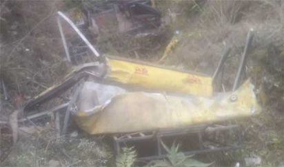 లోయలో పడిన బస్సు.. ఏడుగురి మృతి