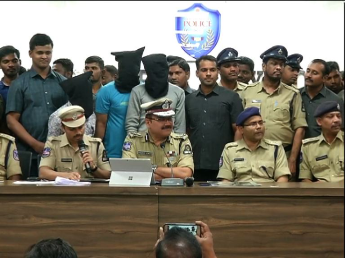 చైన్ స్నాచర్లను చేధించిన పోలీసులు..