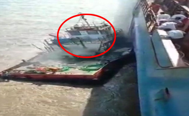 బోటులో మంటలు.. సముద్రంలోకి దూకిన నలుగురు..