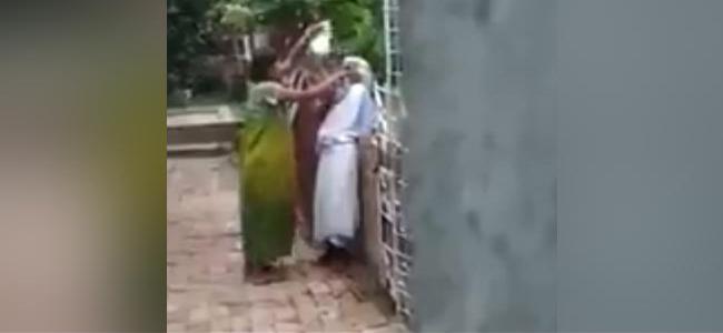 అత్తపై కోడలు తీవ్రంగా దాడి(వీడియో)