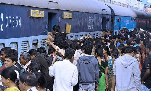 ఎన్నికల ఎఫెక్ట్.. సొంత ఊళ్లకు పరుగో పరుగు..