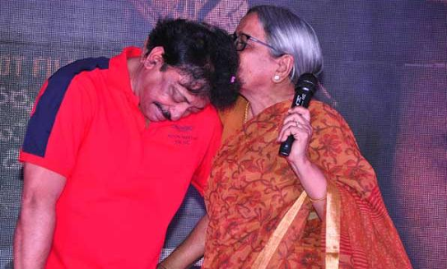 తన తల్లికి మరువలేని బహుమతి ఇచ్చిన రామ్ గోపాల్ వర్మ తన తల్లికి మరువలేని బహుమతి ఇచ్చిన రామ్ గోపాల్ వర్మ