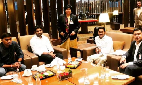 దుబాయ్ ఎయిర్పోర్టులో దిగిన సీఎం జగన్