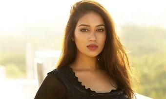 హీరోయిన్ ని తిట్టిపోస్తున్న నెటిజన్లు హీరోయిన్ ని తిట్టిపోస్తున్న నెటిజన్లు