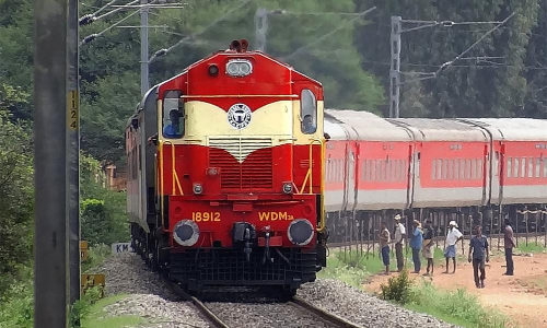 అయ్యో పాపం.. ఆ ఇద్దరూ..దొంగను పట్టుకోబోయి  రైలుకింద పడ్డారు!