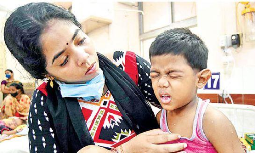 తండ్రి మరణం కడసారి చూసేందుకు కళ్లు  తెరవలేని స్థితిలో చిన్నారి..