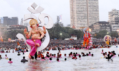Live Updates: Vinayaka Chathurdhi 2019: వినాయక విగ్రహాలను ఎందుకు నిమజ్జనం చేస్తారు? లైవ్