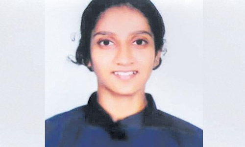 భవనం మీదనుంచి దూకి విద్యార్థిని ఆత్మహత్య..ఫోన్ లిఫ్ట్ చేయని తల్లి..