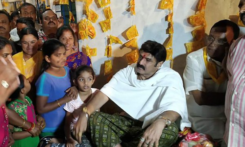 తండ్రి బాటలో నడుస్తున్న తనయుడు తండ్రి బాటలో నడుస్తున్న తనయుడు