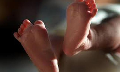 నర్సు నిర్వాకం : రెండు ముక్కలుగా శిశువు