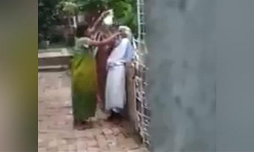 అత్తపై కోడలు తీవ్రంగా దాడి(వీడియో)