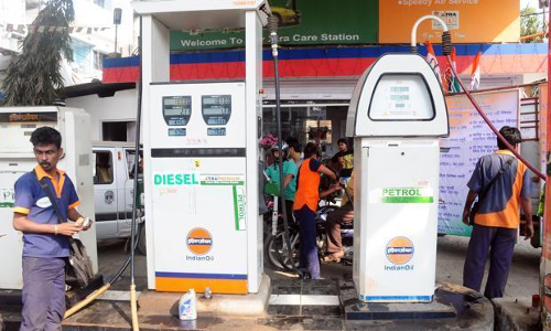 భారీగా తగ్గిన పెట్రోల్, డీజిల్ ధరలు