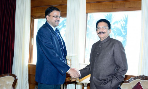 బీజేపీ గవర్నర్ తో సీబీఐ మాజీ జేడీ లక్ష్మీనారాయణ భేటీ బీజేపీ గవర్నర్ తో సీబీఐ మాజీ జేడీ లక్ష్మీనారాయణ భేటీ