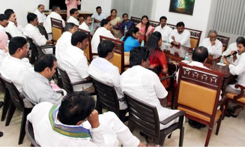 వైసీపీ నేతల్లో మనీ టెన్షన్..వణికిపోతున్న నేతలు వైసీపీ నేతల్లో మనీ టెన్షన్..వణికిపోతున్న నేతలు