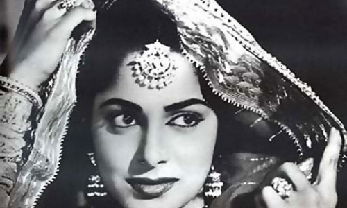 ప్రియురాలు, తల్లి ఆవిడే నట”నా”