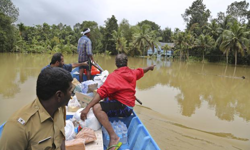 కేరళ వరద బాదితులకు అండగా రైల్వే అధికారులు