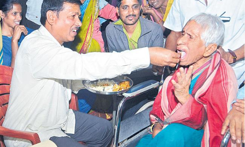 నలభై ఏళ్ల తర్వాత తన తల్లిని కలిసిన జంపన్న..తీవ్ర భావోద్వేగానికి గురైన తల్లీకొడుకులు నలభై ఏళ్ల తర్వాత తన తల్లిని కలిసిన జంపన్న..తీవ్ర భావోద్వేగానికి గురైన తల్లీకొడుకులు