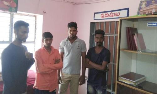 దారుణం.. వివాహితపై నలుగురు యువకులు అత్యాచారం..