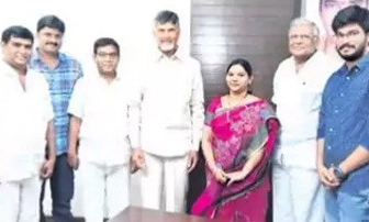 చంద్రబాబుతో మాజీ ఎమ్మెల్యే భేటీ.. టీడీపీలో చేరికకు గ్రీన్ సిగ్నల్ చంద్రబాబుతో మాజీ ఎమ్మెల్యే భేటీ.. టీడీపీలో చేరికకు గ్రీన్ సిగ్నల్