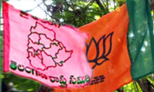 టీఆర్‌ఎస్‌-బీజేపీ మధ్య కాపీ వార్‌