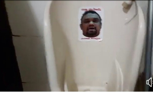 ఘోరం : యూరిన్ సింక్ లో క‌త్తిమ‌హేష్ ఫోటో