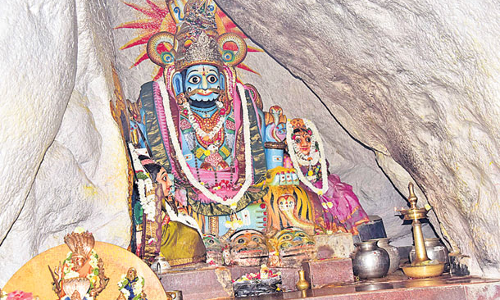 సిద్ధిపేట జిల్లాల్లో ప్రసిద్ధి క్షేత్రంగా వెలుగొందుతున్న కొమురవెళ్లి సిద్ధిపేట జిల్లాల్లో ప్రసిద్ధి క్షేత్రంగా వెలుగొందుతున్న కొమురవెళ్లి