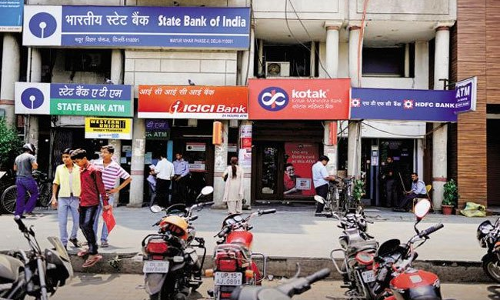 బ్యాంకులకు వరుస సెలవులు.. నగదు కోసం..
