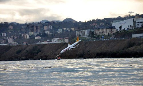 స‌ముద్రంలోకి విమానం ఎలా ప‌డిపోతుందో చూడండి
