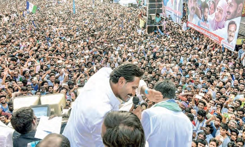 పాద‌యాత్ర‌లో జ‌గ‌న్ ఆప‌రేష‌న్ ఆక‌ర్ష్..వైసీపీలోకి క్యూక‌ట్ట‌నున్న నేత‌లు..?