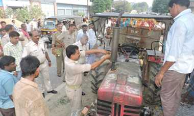 తార్నాకలో అదుపు తప్పి డివైడర్‌ను ఢీ కొన్న కాంక్రీట్‌ లారీ