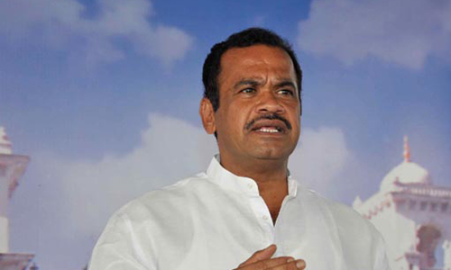 గవర్నర్ పై హెడ్ ఫోన్ విసరలేదు గవర్నర్ పై హెడ్ ఫోన్ విసరలేదు