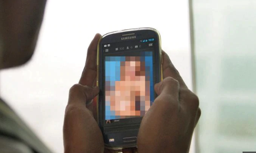 నేవీ కమాండర్‌ పైత్యం.. భార్య ఫోటోలను..