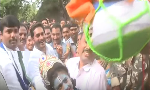 చిన్నారులతో ఉట్టి కొట్టించిన జగన్