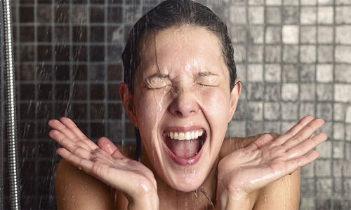 చలి కాలంలో చల్ల నీటితో! చలి కాలంలో చల్ల నీటితో!