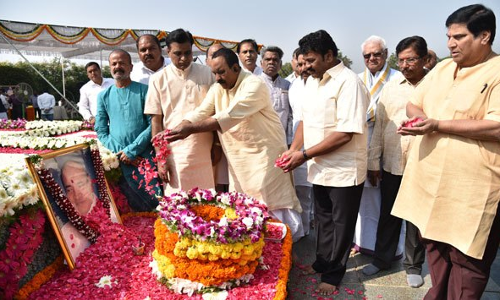 నేడు పీవీ 14వ వర్ధంతి..నివాళులర్పించిన నేతలు నేడు పీవీ 14వ వర్ధంతి..నివాళులర్పించిన నేతలు