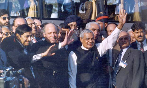 లాహోర్ కు బస్సు యాత్రతో వాజ్ పేయి సరికొత్త చరిత్ర