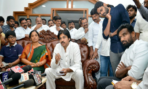 ఒకే దెబ్బకు రెండు పిట్టలు ఒకే దెబ్బకు రెండు పిట్టలు