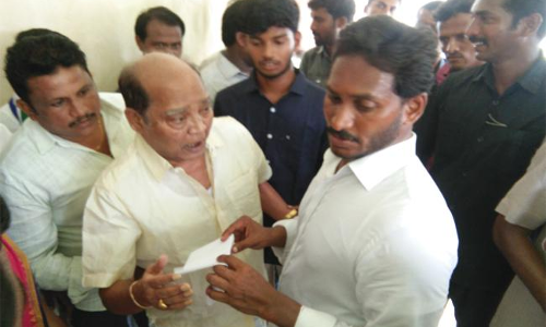 జగన్ తో టీడీపీ మాజీ ఎమ్మెల్యే భేటీ..