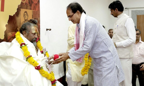 బాబాలకు మంత్రుల హోదా బాబాలకు మంత్రుల హోదా