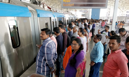 హైద‌రాబాద్ మెట్రో స్టేష‌న్ లో యువ‌తిపై వేధింపులు