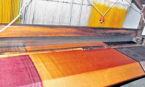 ఒకే చీరలో 220 రంగులు... సిరిసిల్ల నేతన్న ప్రతిభ