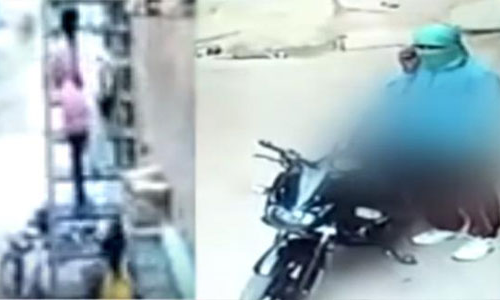 కామాంధుడి అసభ్య చేష్టలు.. బడితే పూజ చేసిన అమ్మాయిలు